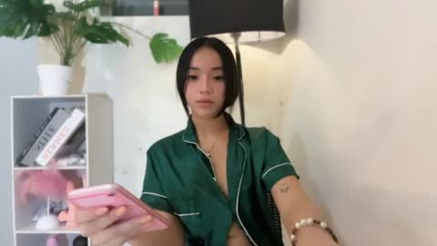 lovely_leah23 online show from 06-11-26, 02:53