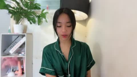 lovely_leah23 online show from 06-12-26, 11:03