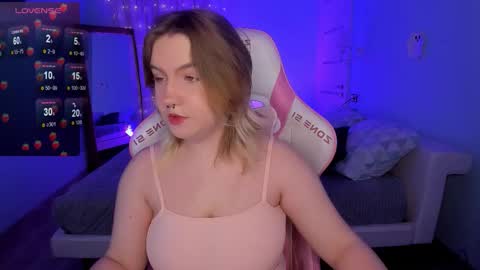 Snapshot of lovelyy_julia chatting on 11-25-25, 08:14 Julia online show from 11-25-25, 08:14