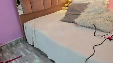 L O V E  online show from 12-05-25, 11:52