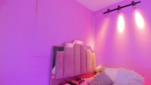 L O V E  online show from 01-09-26, 11:57