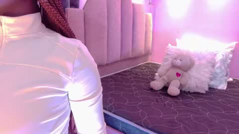 L O V E  online show from 07-04-26, 12:00