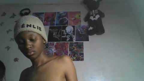 Snapshot of lovers_oncam chatting on 05-08-26, 04:18 RedJoy online show from 05-08-26, 04:18