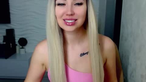 Snapshot of loveydovey88 chatting on 01-10-25, 12:04 Rosie online show from 01-10-25, 12:04