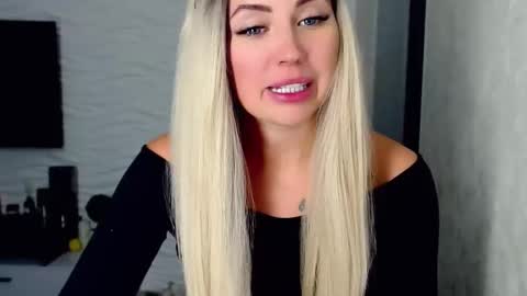 Snapshot of loveydovey88 chatting on 02-09-25, 03:45 Rosie online show from 02-09-25, 03:45