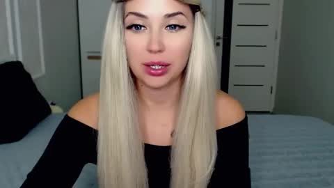 Snapshot of loveydovey88 chatting on 02-18-25, 03:32 Rosie online show from 02-18-25, 03:32