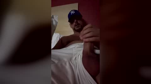 Snapshot of lpolo22 chatting on 07-28-26, 11:15 Sexy Hot Hairy Man online show from 07-28-26, 11:15