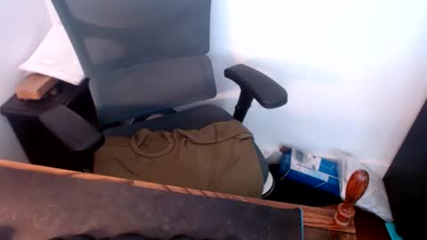 lreed090 online show from 04-22-26, 05:25