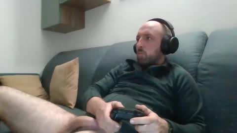 Snapshot of lucabeech88 chatting on 11-04-25, 07:57 Luca online show from 11-04-25, 07:57