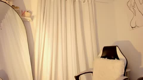 Snapshot of lucia_lee_ chatting on 01-07-25, 06:14 Lucia online show from 01-07-25, 06:14