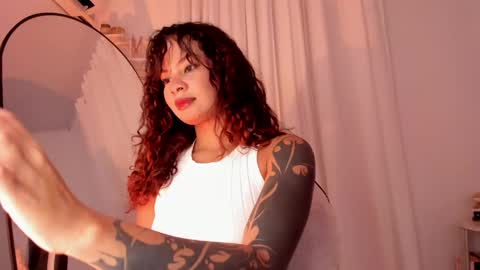 Snapshot of lucia_lee_ chatting on 01-09-25, 02:01 Lucia online show from 01-09-25, 02:01