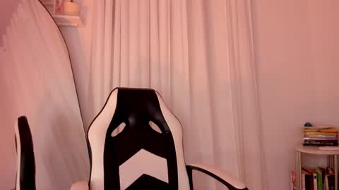 Snapshot of lucia_lee_ chatting on 01-11-25, 07:05 Lucia online show from 01-11-25, 07:05