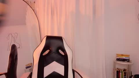 Snapshot of lucia_lee_ chatting on 01-17-25, 08:44 Lucia online show from 01-17-25, 08:44