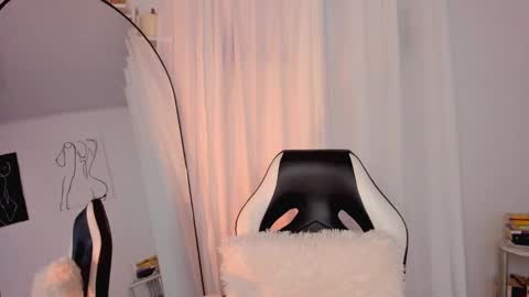 Snapshot of lucia_lee_ chatting on 01-19-25, 08:41 Lucia online show from 01-19-25, 08:41