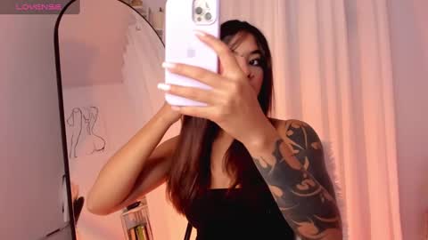 Snapshot of lucia_lee_ chatting on 01-21-25, 06:34 Lucia online show from 01-21-25, 06:34