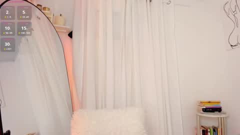 Snapshot of lucia_lee_ chatting on 01-27-25, 06:20 Lucia online show from 01-27-25, 06:20