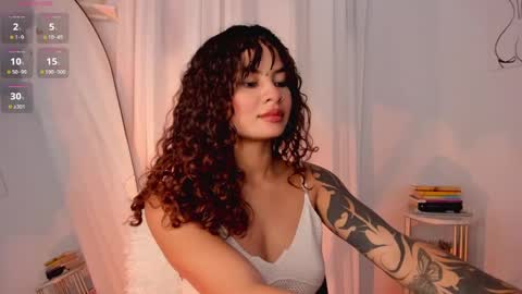 Snapshot of lucia_lee_ chatting on 01-28-25, 09:19 Lucia online show from 01-28-25, 09:19