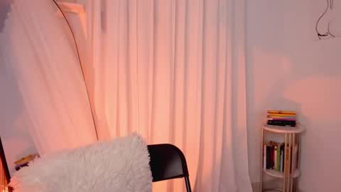 Snapshot of lucia_lee_ chatting on 02-01-25, 09:51 Lucia online show from 02-01-25, 09:51