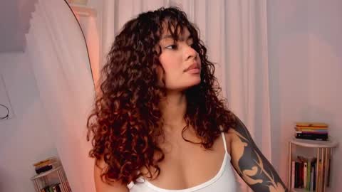 Snapshot of lucia_lee_ chatting on 02-05-25, 10:33 Lucia online show from 02-05-25, 10:33