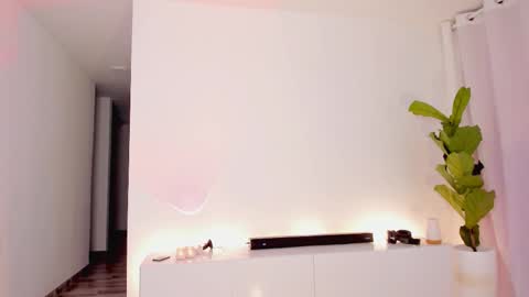 Snapshot of lucia_lee_ chatting on 10-13-25, 06:08 Lucia online show from 10-13-25, 06:08