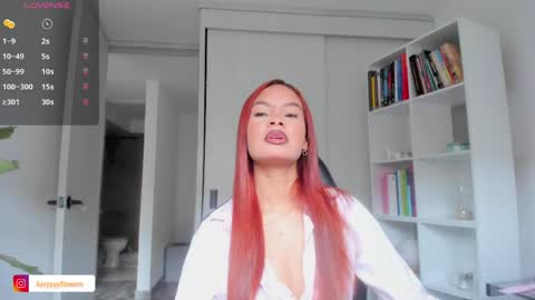 Snapshot of lucia_lee_ chatting on 05-29-26, 05:11 Lucia online show from 05-29-26, 05:11