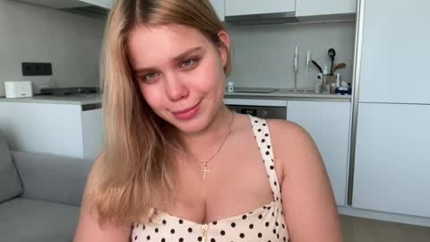 Snapshot of lucia_li chatting on 06-23-26, 11:30 Lucia online show from 06-23-26, 11:30