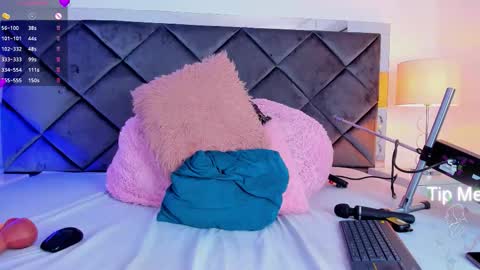 Lucia online show from 11-26-25, 01:34