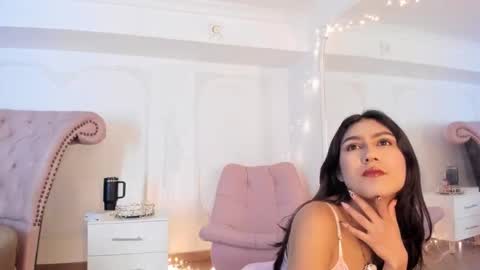 Snapshot of luciana_roa chatting on 10-17-25, 08:55 Luciana online show from 10-17-25, 08:55