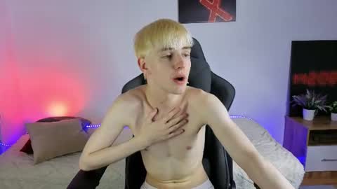 Snapshot of lucidangelok chatting on 06-11-26, 10:35 Angelok online show from 06-11-26, 10:35