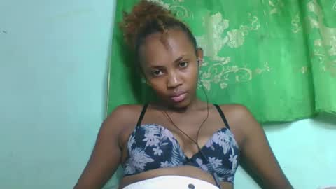 Snapshot of lucie196645 chatting on 05-11-26, 04:04 lucie196645 online show from 05-11-26, 04:04