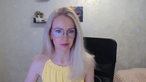 Snapshot of luckcristal chatting on 05-21-26, 06:04 Arina online show from 05-21-26, 06:04