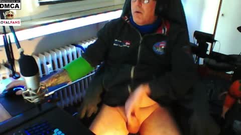 Snapshot of luckyfreak1 chatting on 02-08-25, 02:16 call me Stefan online show from 02-08-25, 02:16