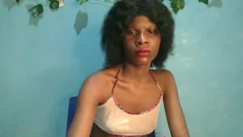 Snapshot of luckymadequeen chatting on 11-14-25, 02:43 Gloria online show from 11-14-25, 02:43