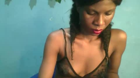 Snapshot of luckymadequeen chatting on 11-18-25, 11:37 Gloria online show from 11-18-25, 11:37