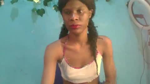 Snapshot of luckymadequeen chatting on 11-25-25, 06:57 Gloria online show from 11-25-25, 06:57