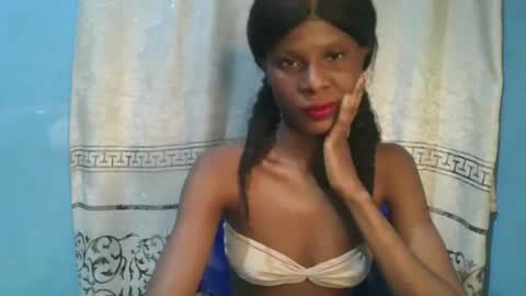 Snapshot of luckymadequeen chatting on 12-18-25, 02:06 Gloria online show from 12-18-25, 02:06