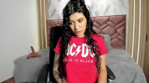 Snapshot of lucy_greys_ chatting on 10-21-25, 11:55 Lucy Greys online show from 10-21-25, 11:55
