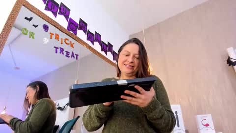 Snapshot of lucy_lu17 chatting on 10-22-25, 01:22 Lucy online show from 10-22-25, 01:22