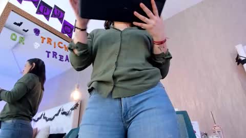 Snapshot of lucy_lu17 chatting on 10-29-25, 02:30 Lucy online show from 10-29-25, 02:30