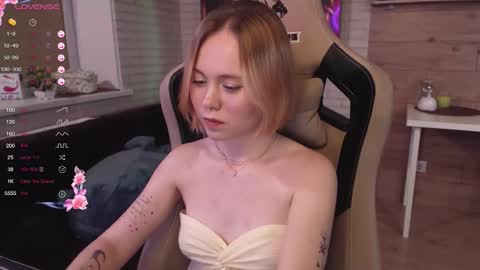 Snapshot of lucy_mirror chatting on 09-17-25, 08:21 Lucy online show from 09-17-25, 08:21