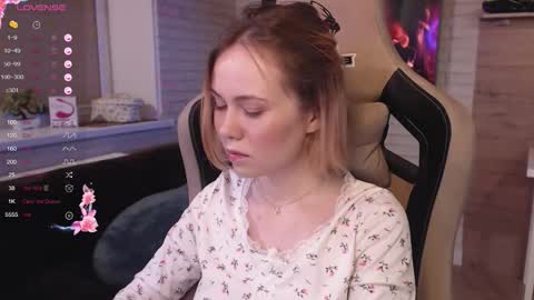 Snapshot of lucy_mirror chatting on 10-09-25, 09:02 Lucy online show from 10-09-25, 09:02