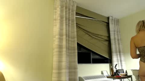 Lucy Loves Lookers online show from 12-25-24, 12:05