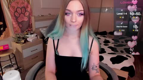 Snapshot of lucysbrain chatting on 01-19-25, 11:53 Lucy online show from 01-19-25, 11:53