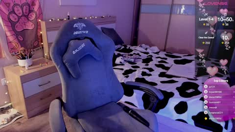 Snapshot of lucysbrain chatting on 01-26-25, 08:23 Lucy online show from 01-26-25, 08:23