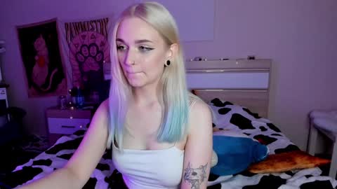 Snapshot of lucysbrain chatting on 03-12-25, 01:58 Lucy online show from 03-12-25, 01:58