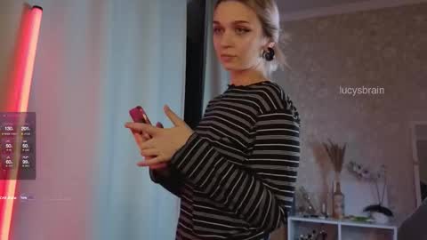 Snapshot of lucysbrain chatting on 09-14-25, 04:39 Lucy online show from 09-14-25, 04:39