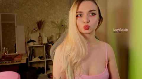 Snapshot of lucysbrain chatting on 10-23-25, 06:06 Lucy online show from 10-23-25, 06:06