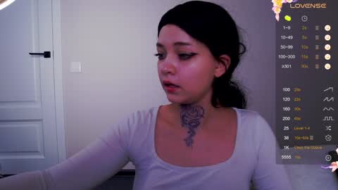 Snapshot of lucyvee chatting on 12-04-24, 11:30 lucyvee online show from 12-04-24, 11:30