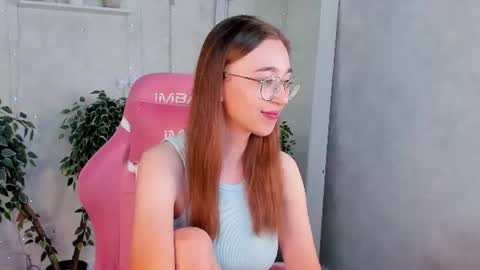 Snapshot of lucyy_green chatting on 06-25-26, 01:05 Lucy online show from 06-25-26, 01:05