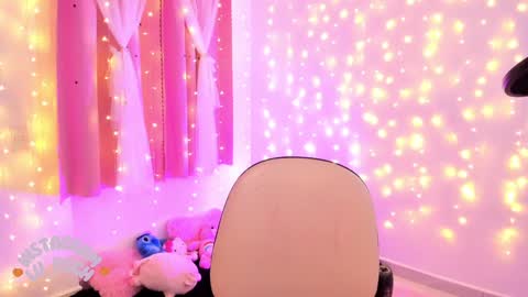 Snapshot of lucyy_peach chatting on 01-15-25, 03:00 LUCYY FROM HOME online show from 01-15-25, 03:00